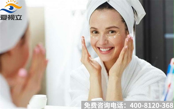 睡前护肤不可少，眼霜很重要