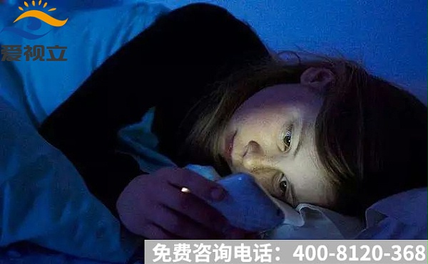 躺着玩手机