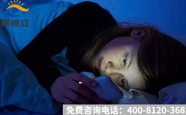 躺着玩手机